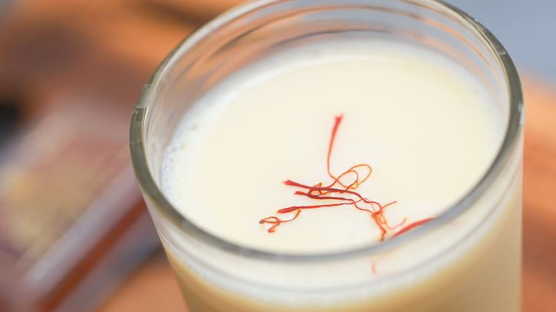 Thả vài sợi saffron vào trong cốc sữa tươi
