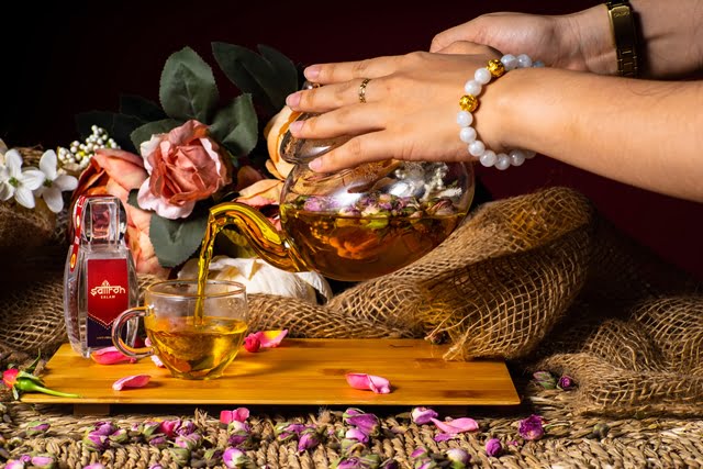 Pha trà saffron với nụ hoa tiếp khách quý