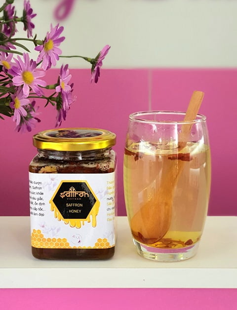 Pha mật ong ngâm saffron vào ly nước ấm